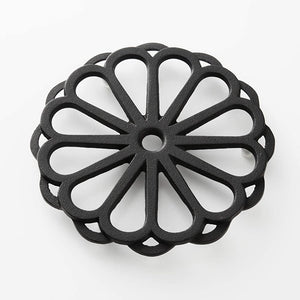 Iwachu Iwachu Kamashiki Ring Chrysanthemum, Small, Black, φ6.9 inches (17.5 cm), Nambu Ironware 17027 [Parallel Import]